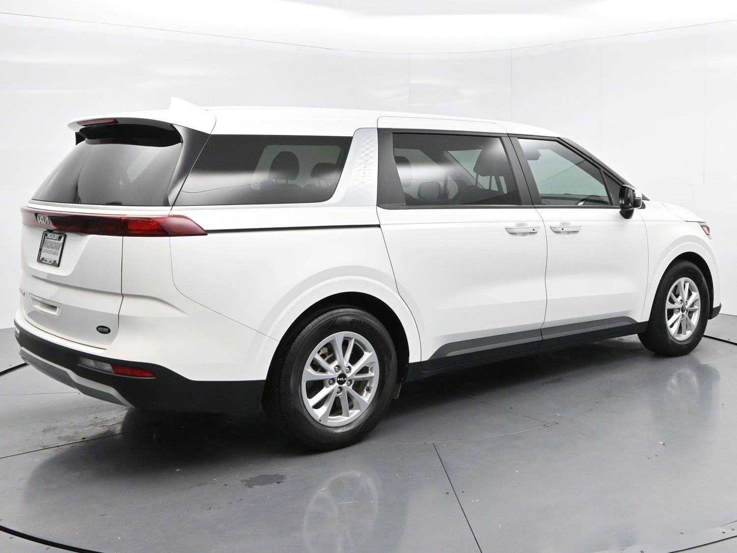 Used 2022 Snow White Pearl Kia LXS image 7
