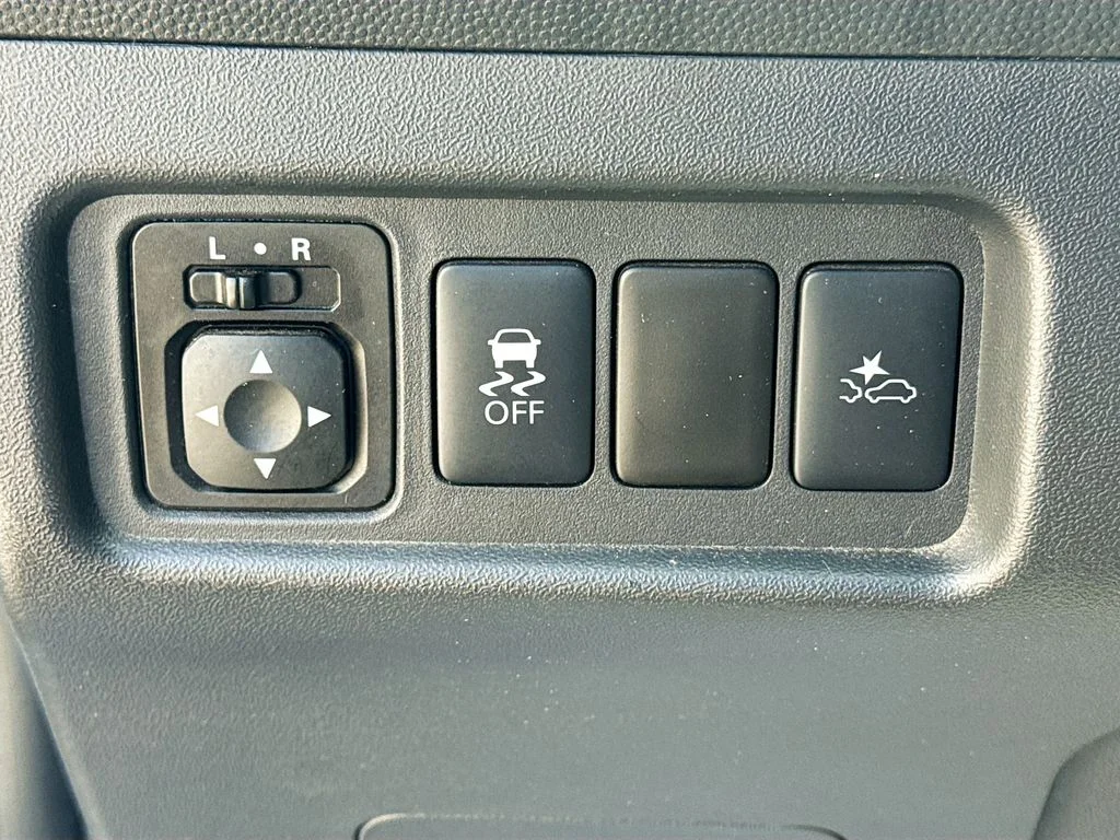 Used 2024  Mitsubishi ES image 11