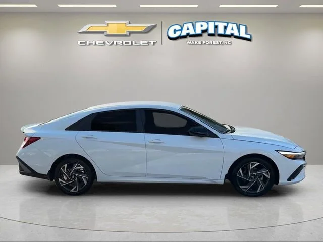 Used 2025 White Hyundai SEL Sport image 6