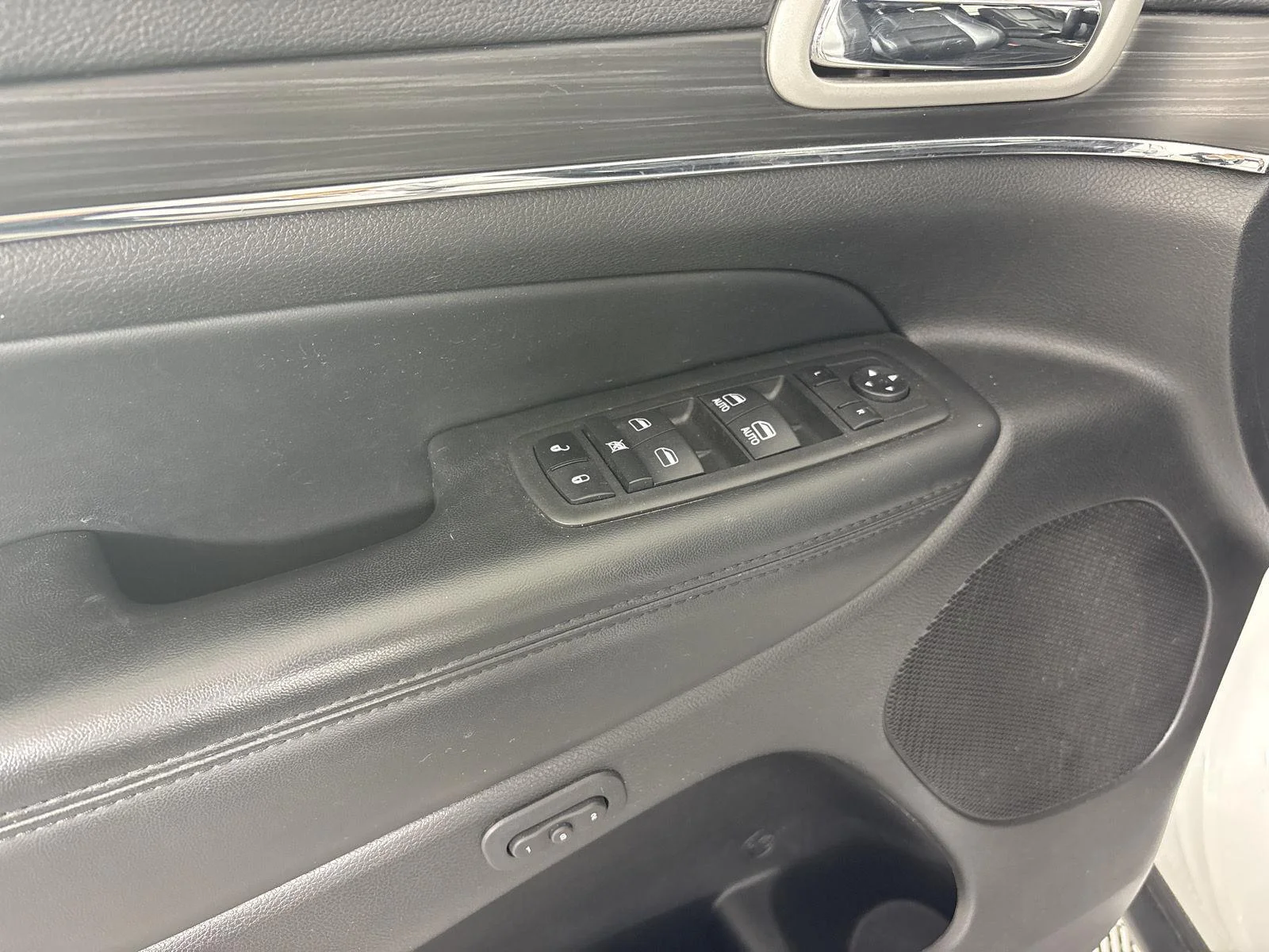 Used 2022 Bright White Clearcoat Jeep Limited image 6