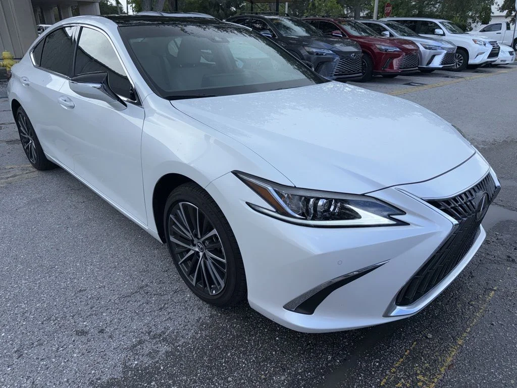 2025 Lexus ES 350's photo