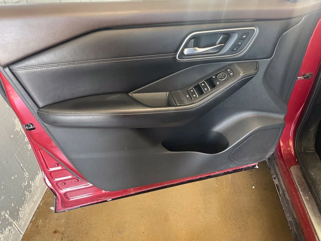 Used 2021 Red Nissan Platinum image 9