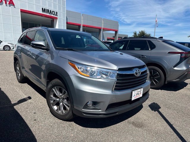 Used 2014 Silver Toyota XLE V6 image 1