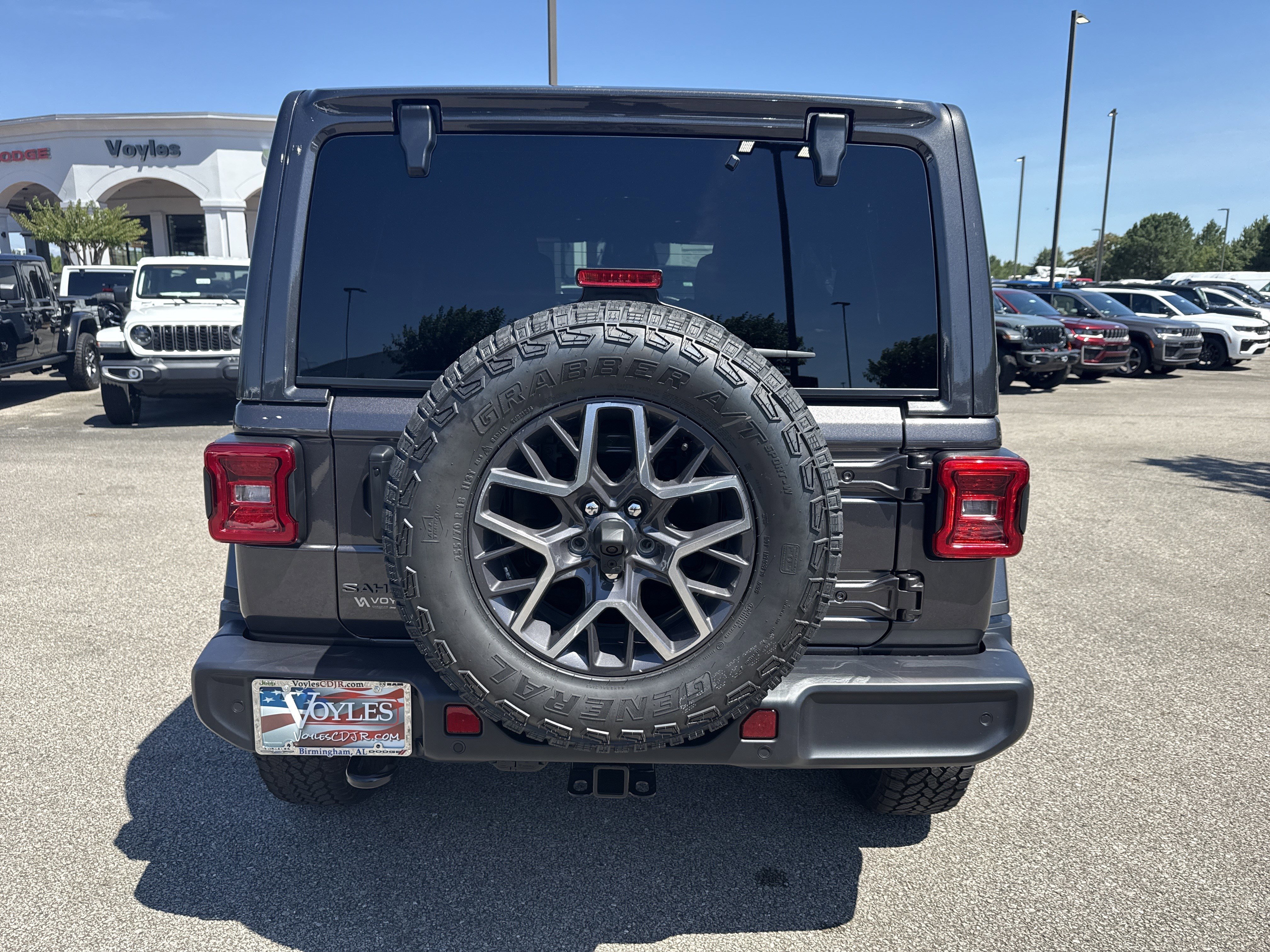 New 2026 Granite Crystal Metallic Clear-Coat Exterior Paint Jeep Sahara image 6