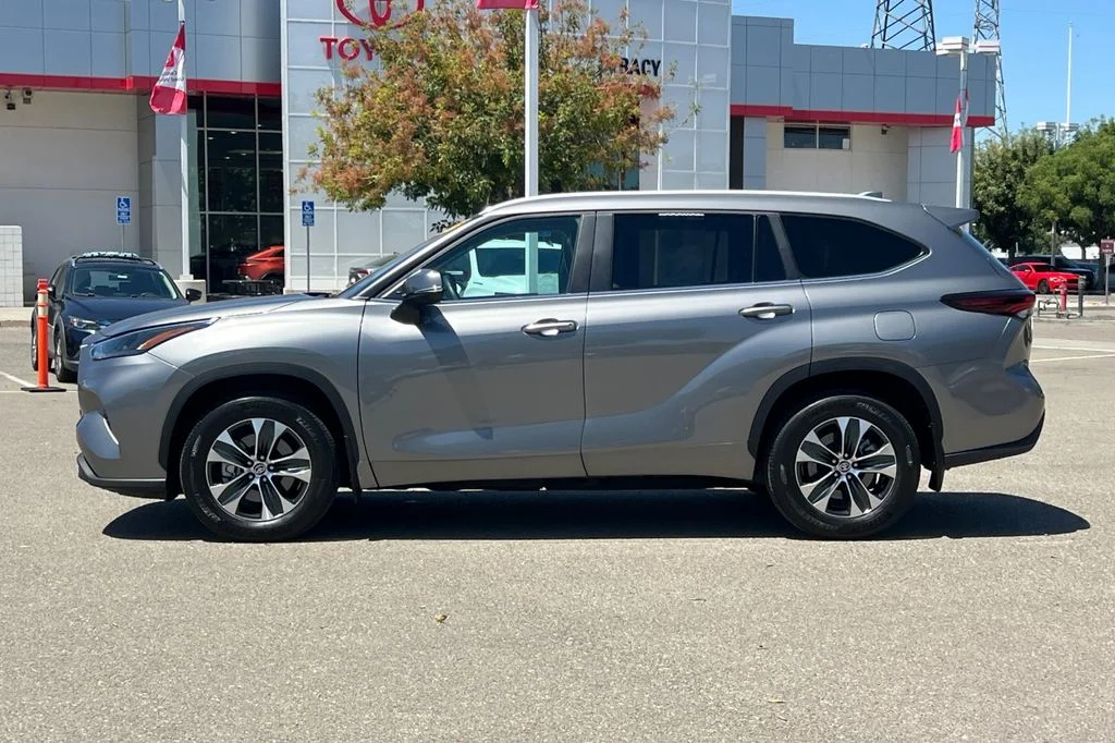 Used 2025  Toyota XLE image 10