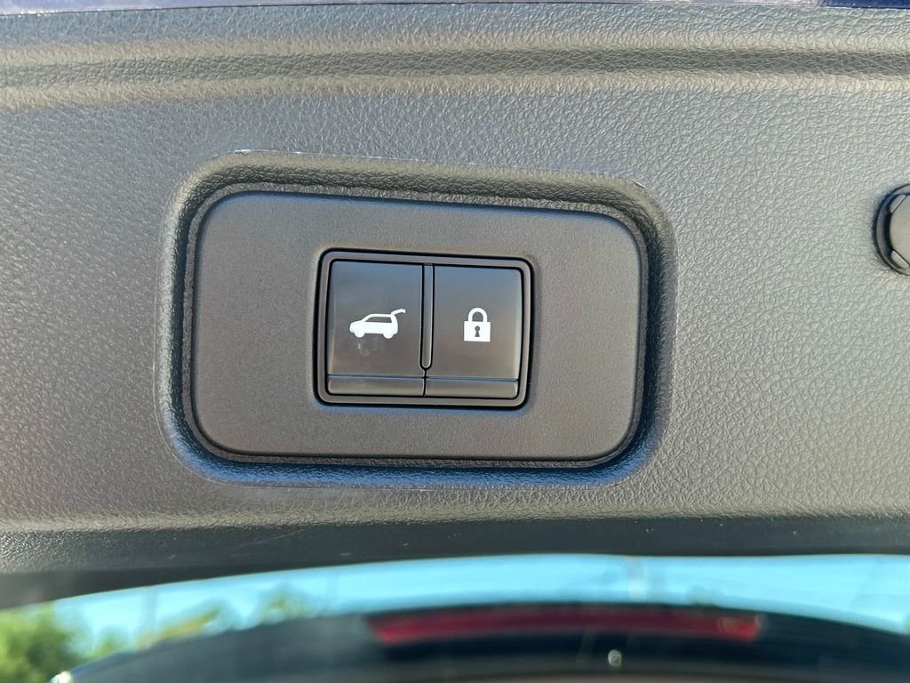 Used 2022 Blue Nissan SL image 12