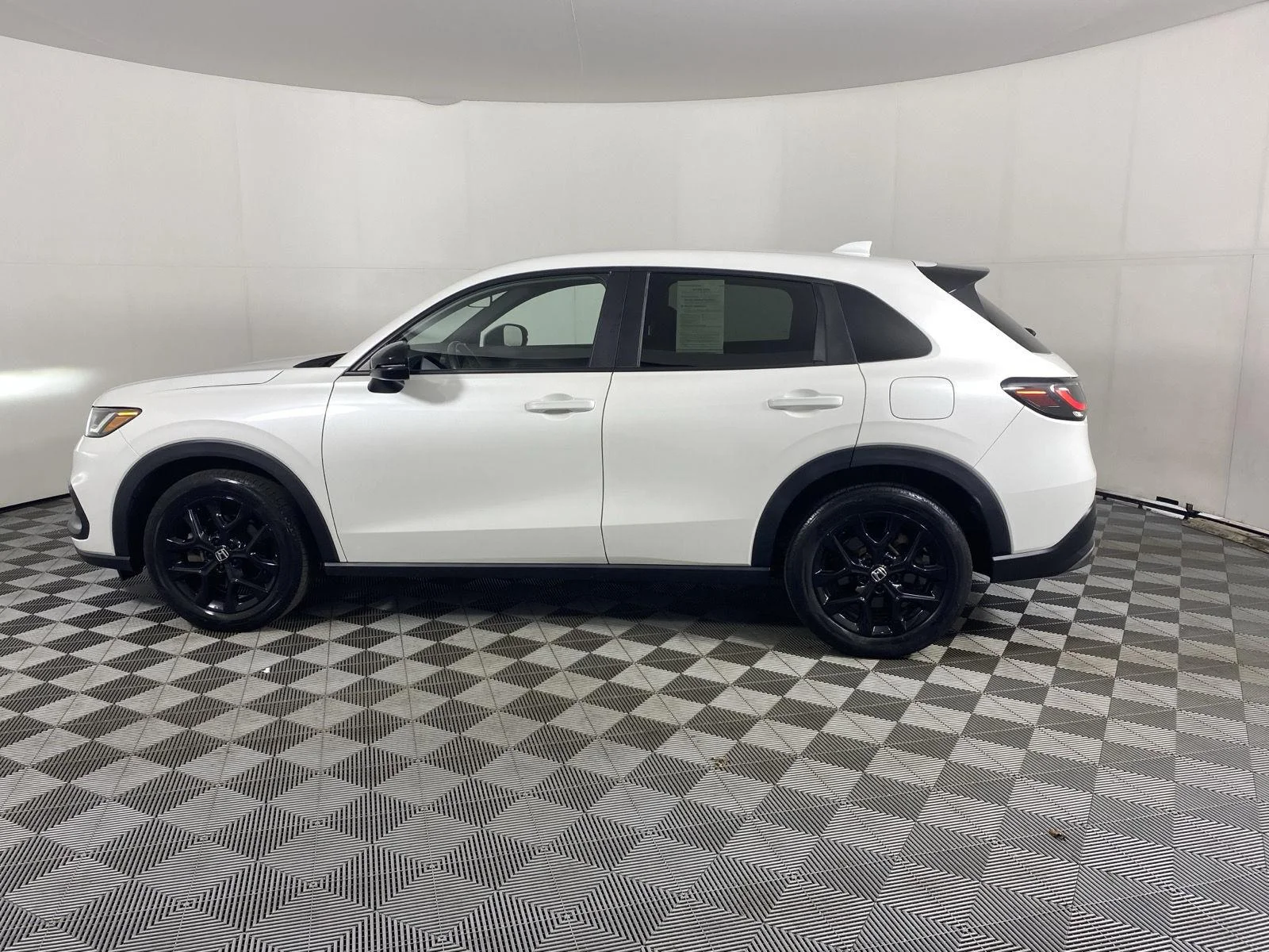 Used 2024 Platinum White Pearl Honda Sport image 4