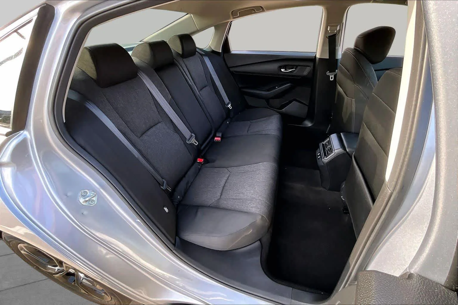 Certified Used 2025 Solar Silver Metallic Honda SE image 19