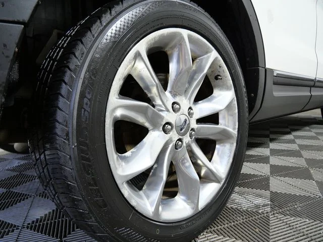 Used 2011 White Ford Limited image 9