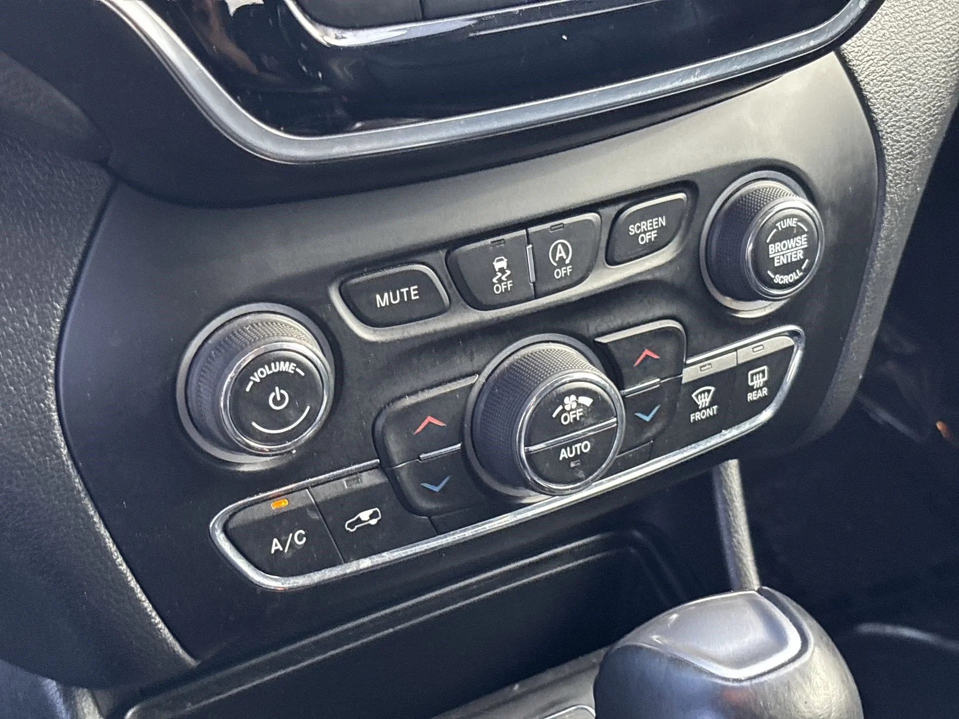 Used 2019 Bright White Clearcoat Jeep Limited image 17