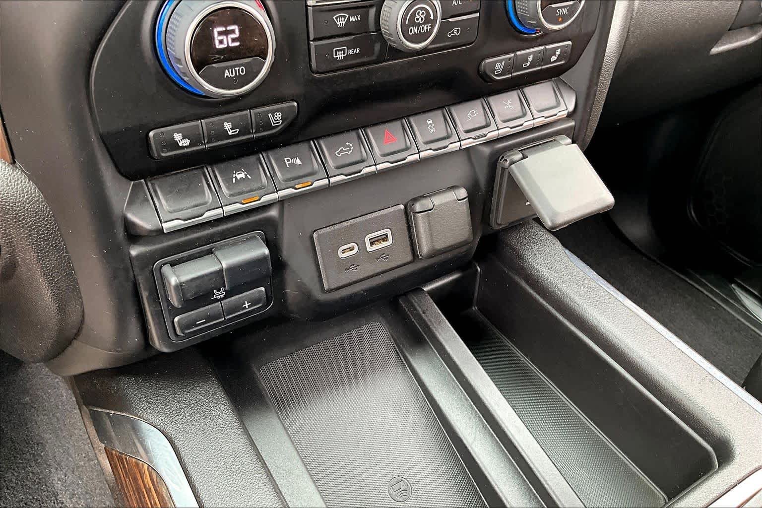Used 2022 Iridescent Pearl Tricoat Chevrolet High Country image 32