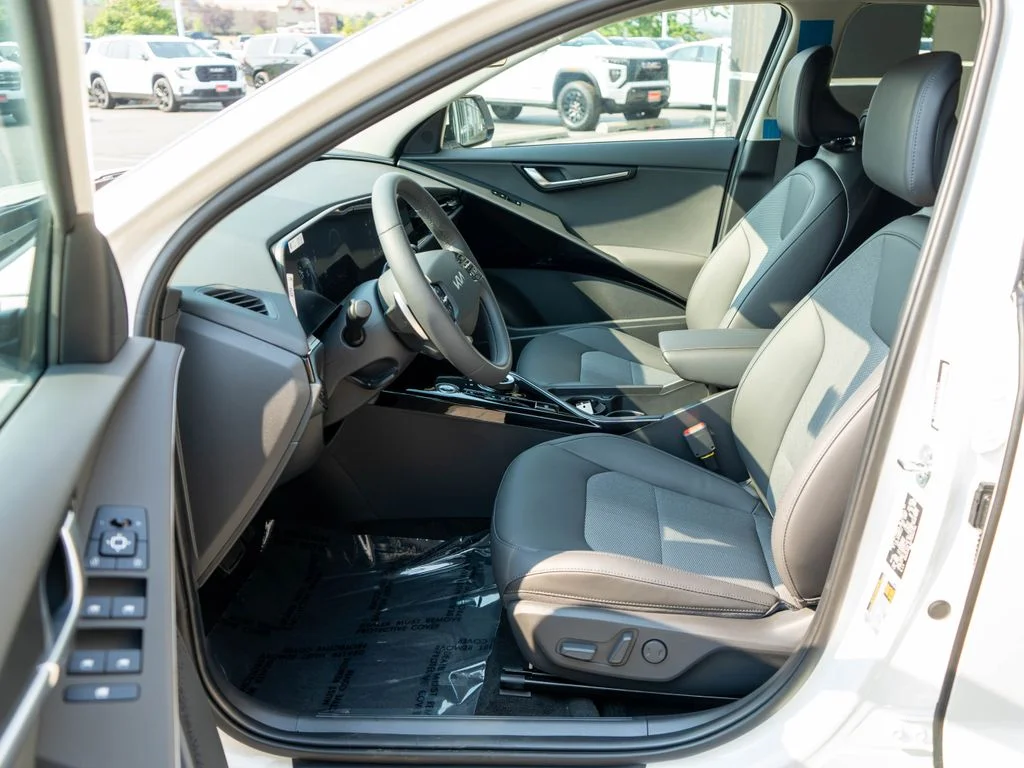New 2026 Snow White Pearl Kia WIND image 11