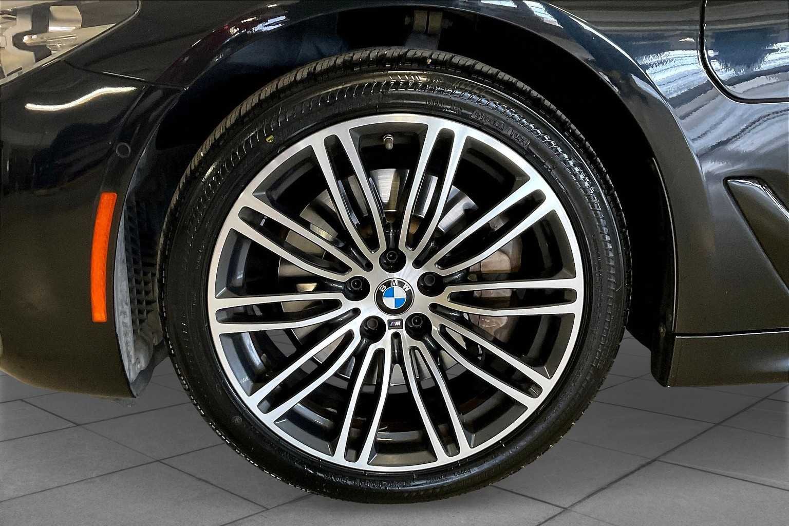 Used 2019 Black Sapphire Metallic BMW 530e iPerformance image 10