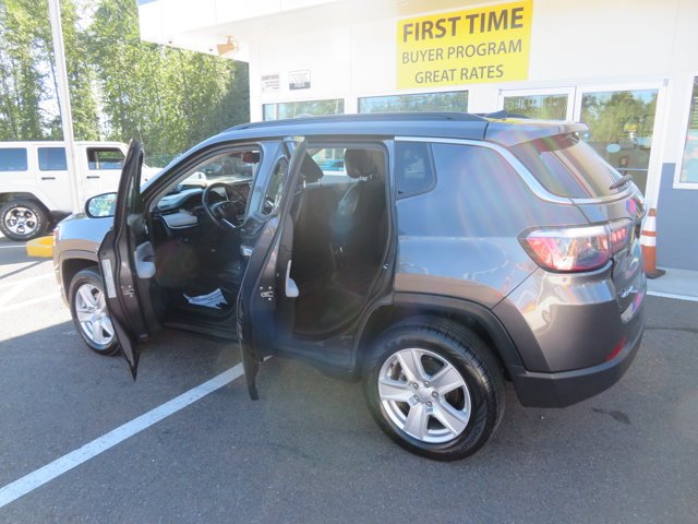 Used 2022 Granite Crystal Metallic Clearcoat Jeep Latitude image 8