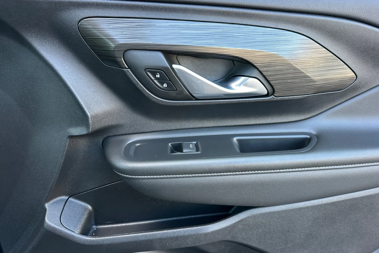 Used 2022 Black GMC SLE image 19