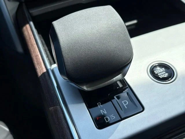 Used 2025 White Land Rover SE image 11