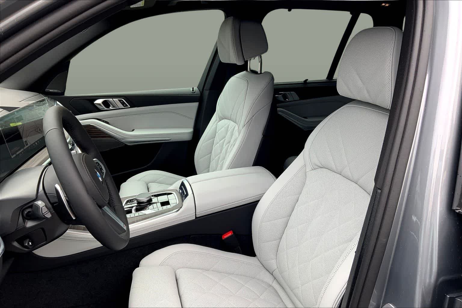 Used 2026 Skyscraper Grey Metallic BMW xDrive40i image 9