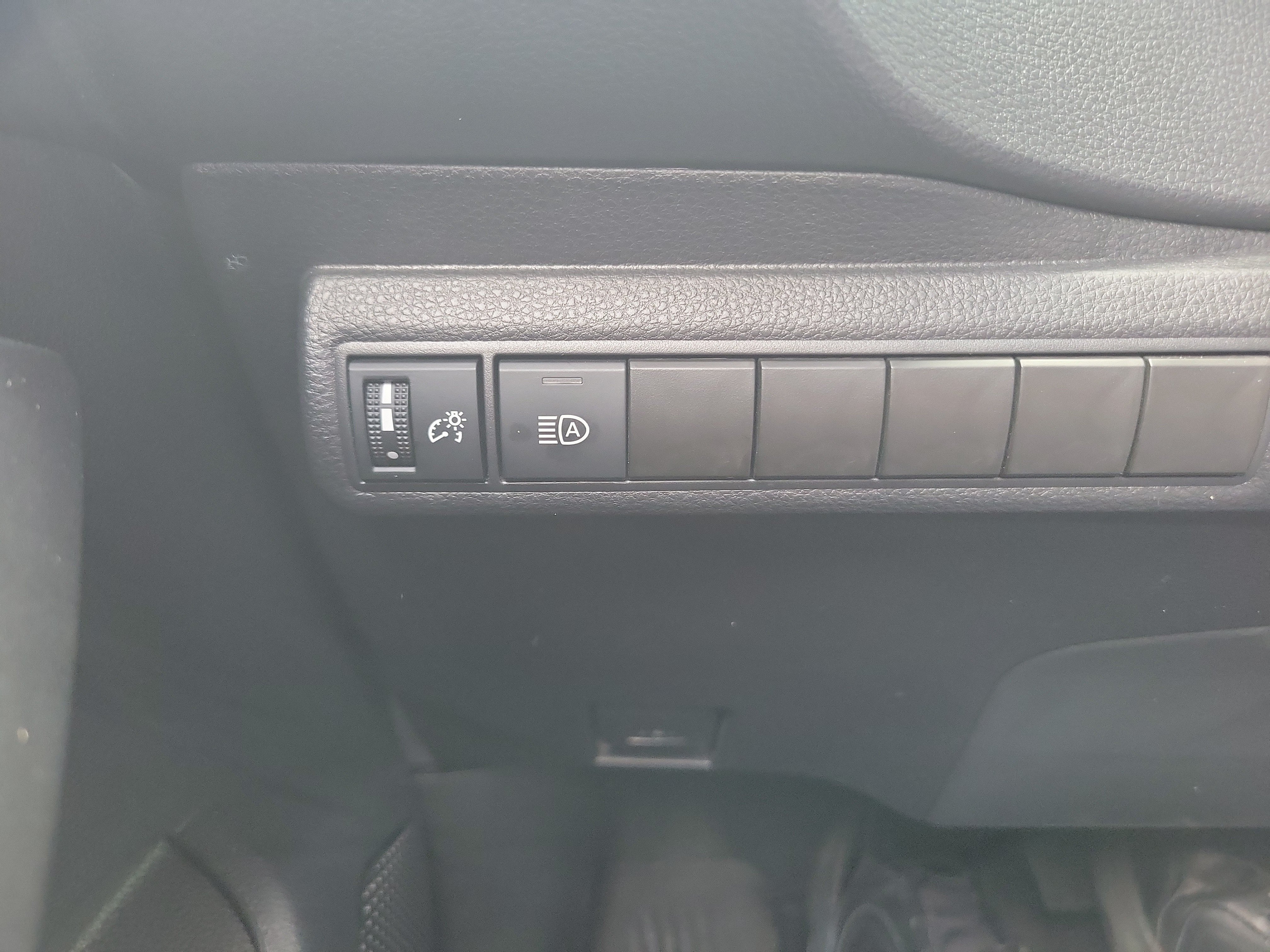 Used 2025 Ice Toyota LE image 28