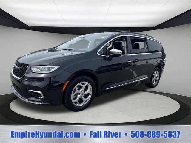 2023 Chrysler Pacifica Limited's photo