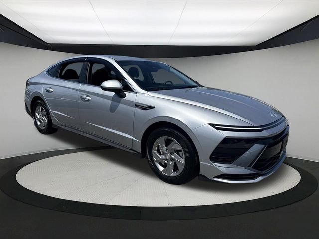 Certified Used 2025 Silver Hyundai SE image 2
