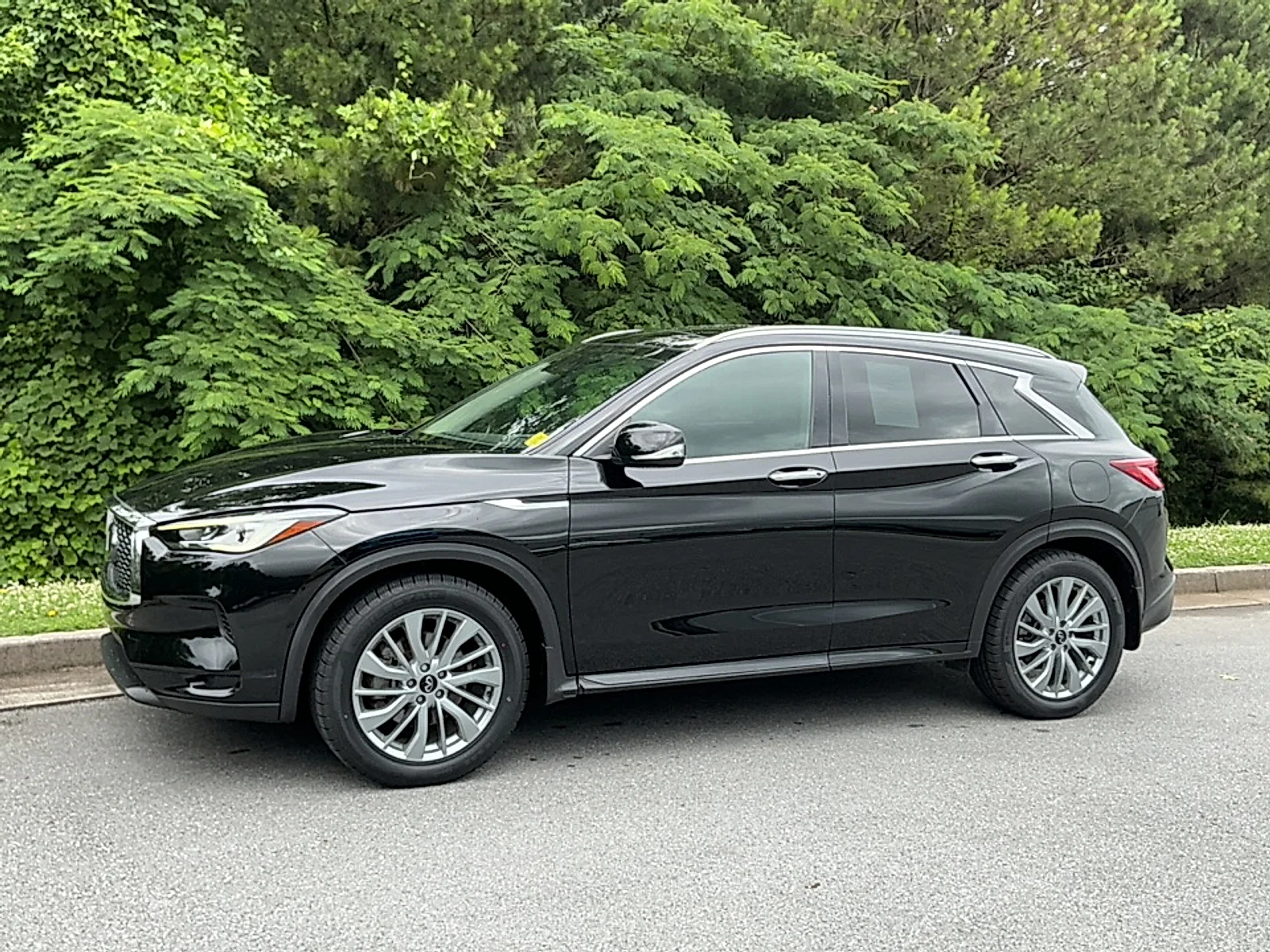 Used 2023 Black Obsidian INFINITI LUXE image 4