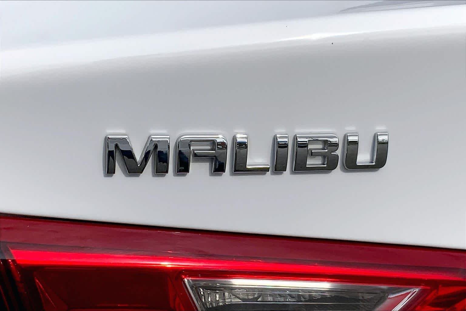 Used 2018 SUMMIT WHITE Chevrolet LT image 10