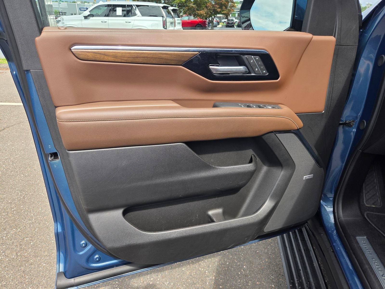 Used 2026 Lakeshore Blue Metallic Chevrolet High Country Deluxe with 24in Wheels - Technology & Entertainment - Super Cruise - Panoramic Sunroof image 11
