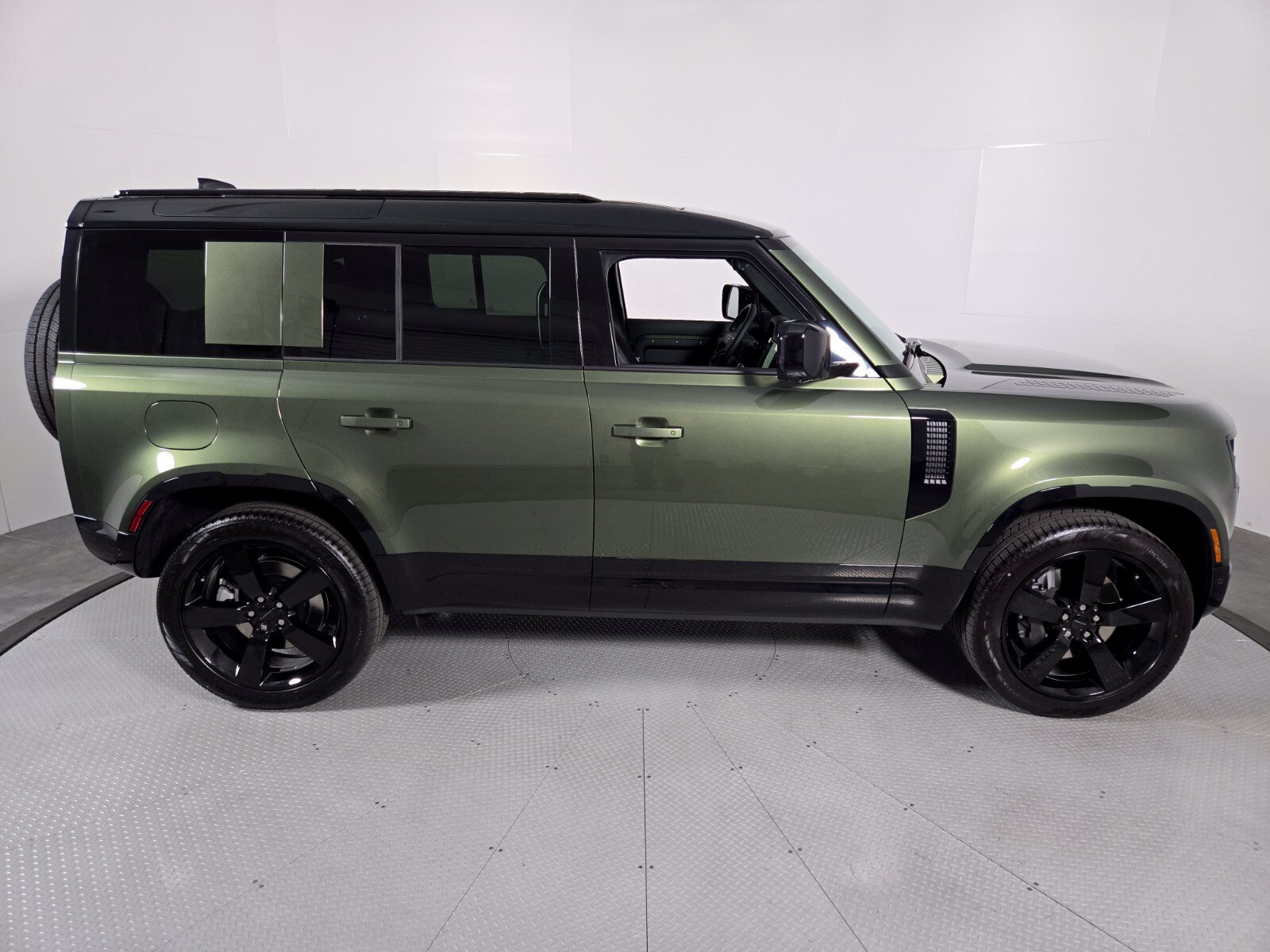 New 2026 Woolstone Green Land Rover X-Dynamic SE image 6