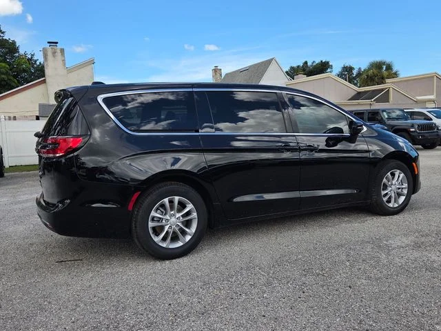 New 2027 Diamond Black Crystal Pearl-Coat Exterior Paint Chrysler Select image 8