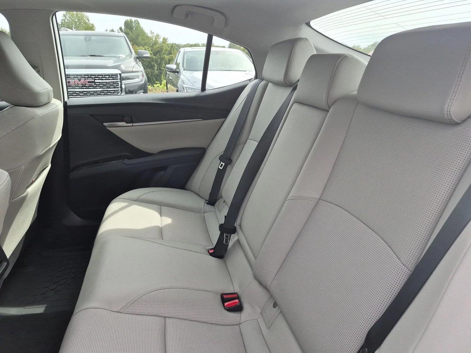 Used 2026 Wind Chill Pearl Toyota XLE image 32