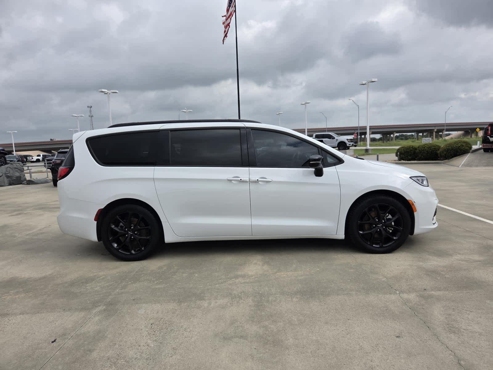 Used 2025 Bright White Clearcoat Chrysler Limited image 6