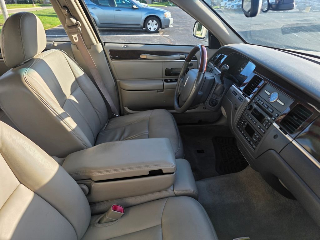 Used 2009 Gold Lincoln Signature image 5