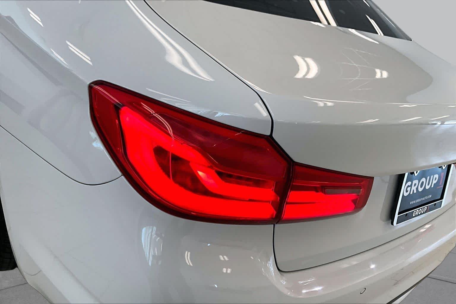 Used 2019 Alpine White BMW 540i image 26