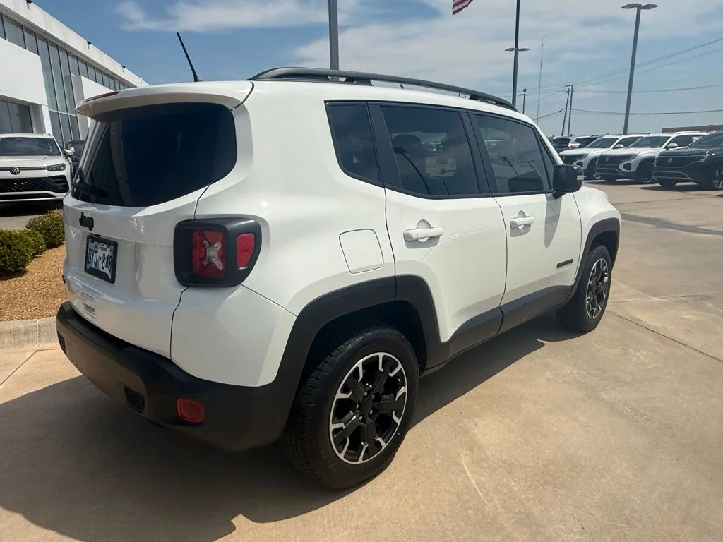 Used 2023 Alpine White Clearcoat Jeep Latitude image 3