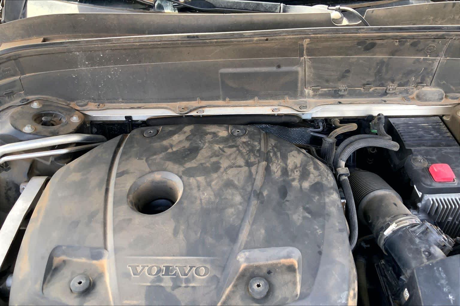 Used 2019 Onyx Black Metallic Volvo Momentum image 32