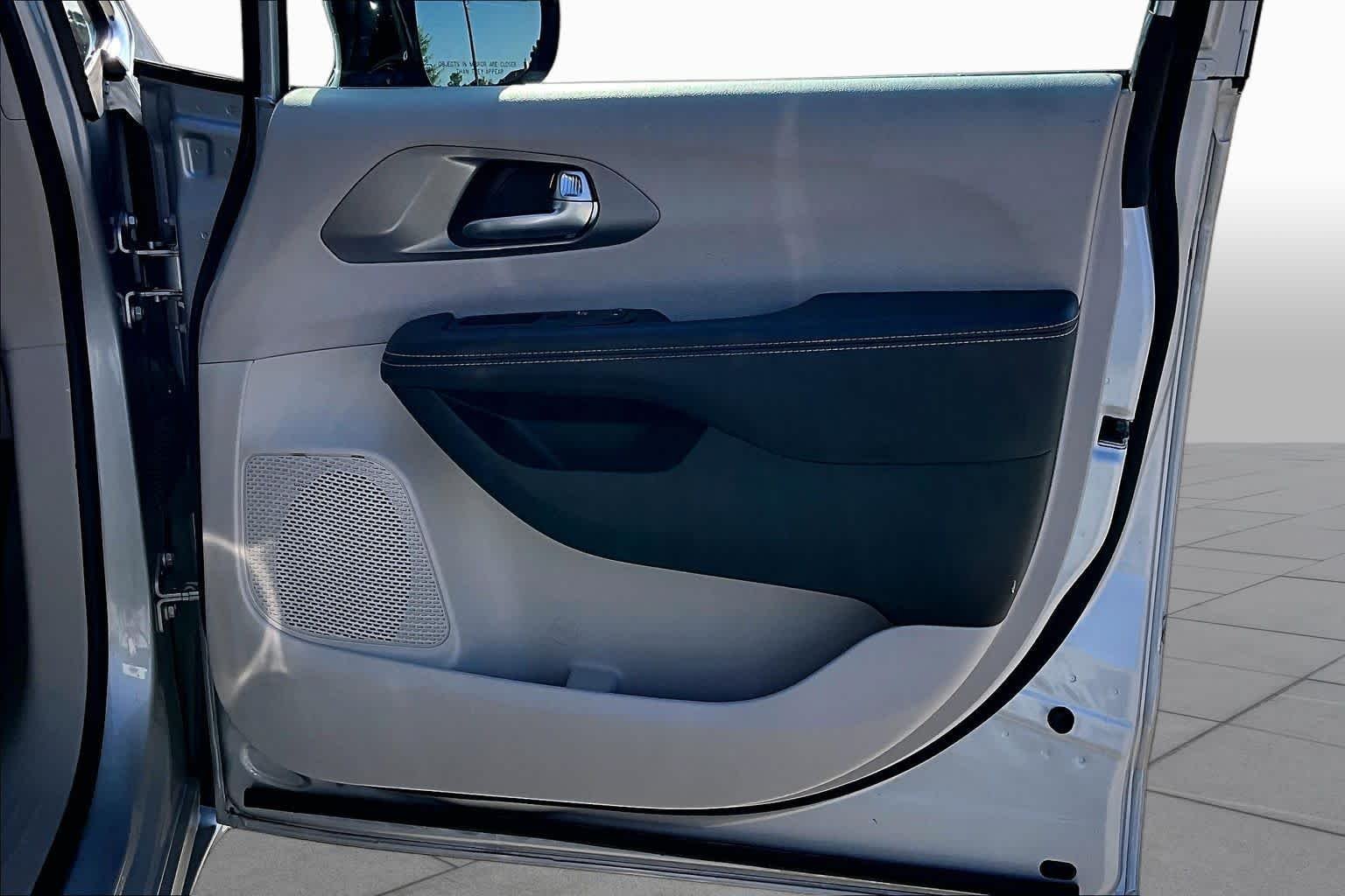 Used 2024 Silver Mist Clearcoat Chrysler Touring L image 21