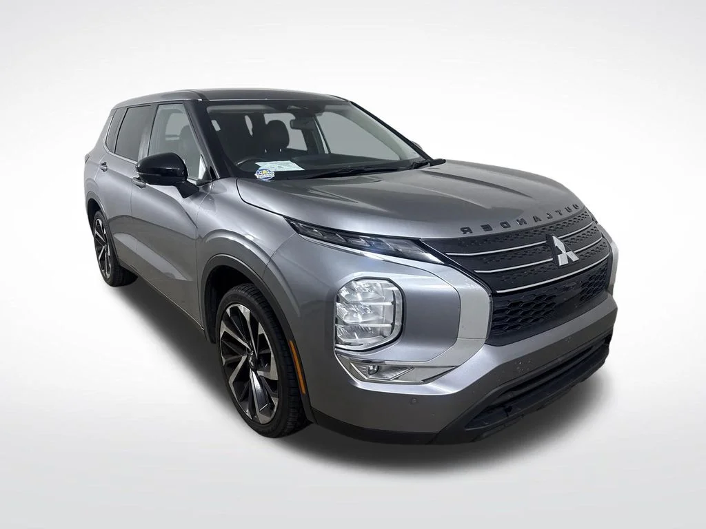 2023 Mitsubishi Outlander SE 2WD's photo