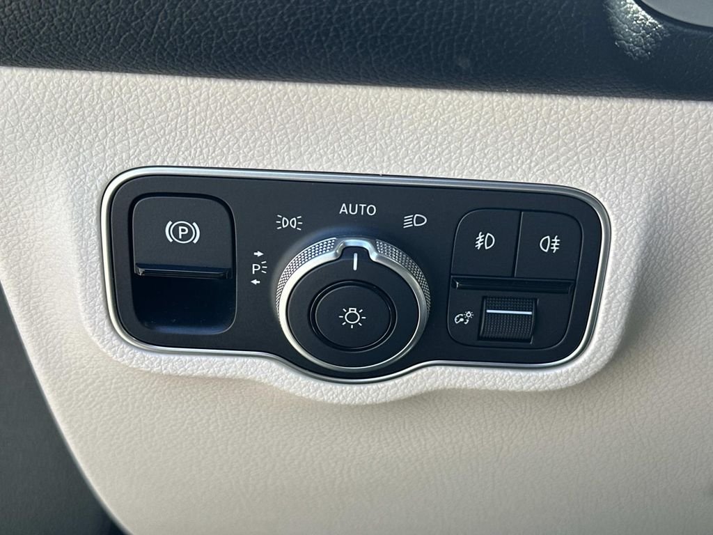 Used 2023  Mercedes-Benz GLB 250 image 32