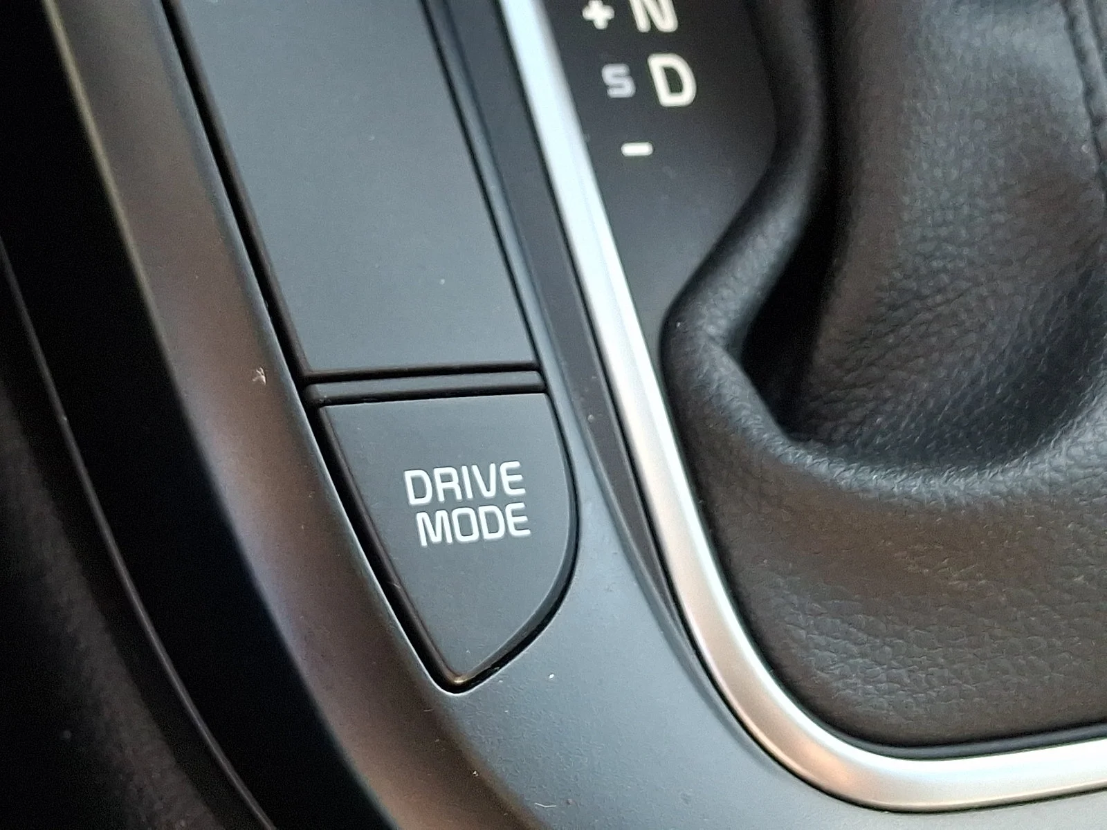 Certified Used 2025 White Kia LX image 23