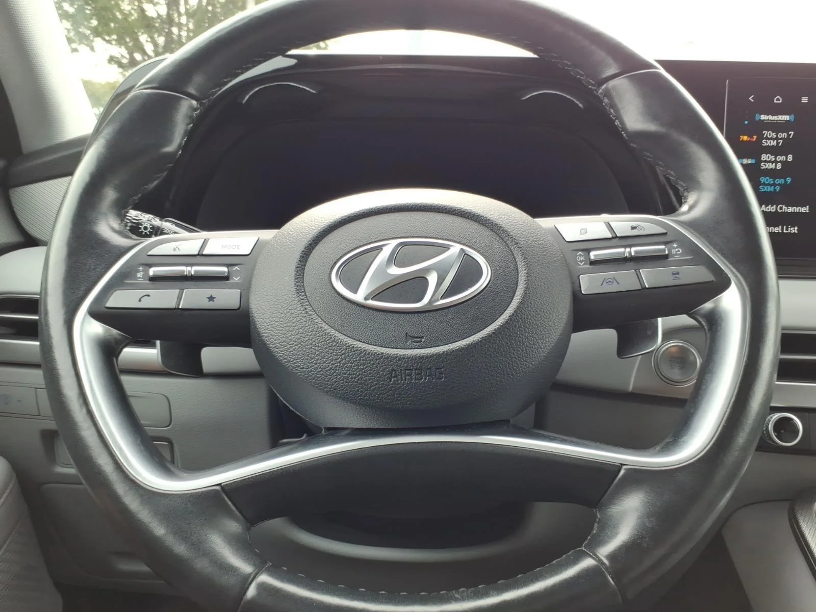 Used 2024 Moonlight Cloud Hyundai SEL 8P image 27