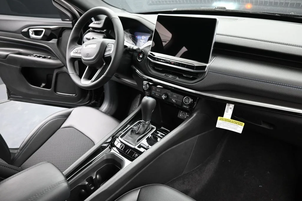 New 2026 Diamond Black Crystal Pearl-Coat Exterior Paint Jeep Latitude image 29