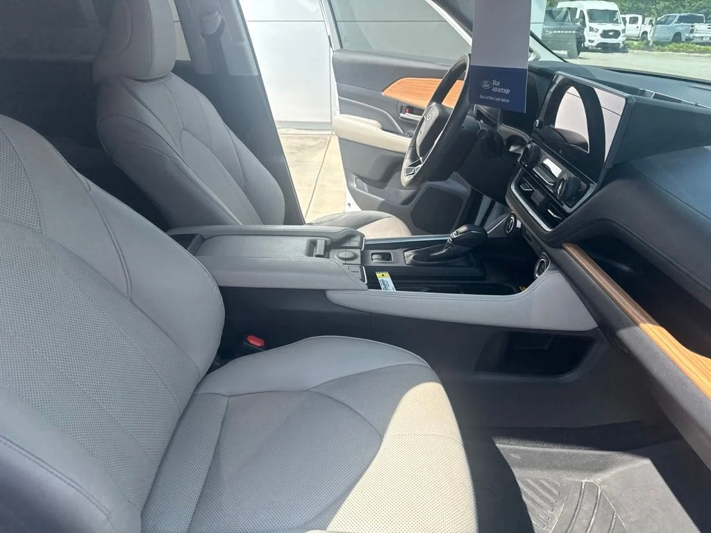 Certified Used 2024 Wind Chill Pearl Toyota Limited image 35