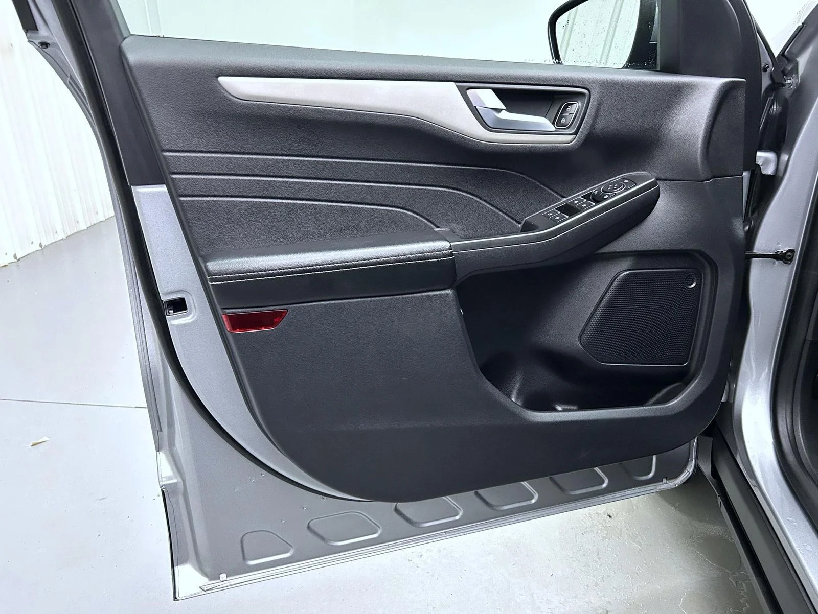 Used 2021 Silver Ford SE image 9