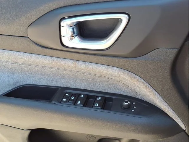 Used 2024  Jeep Latitude image 17