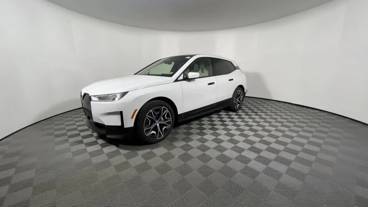 New 2022 Alpine White BMW xDrive50 image 6
