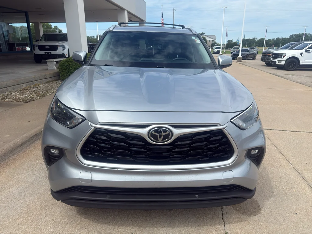 Used 2022 Celestial Silver Metallic Toyota XLE image 3