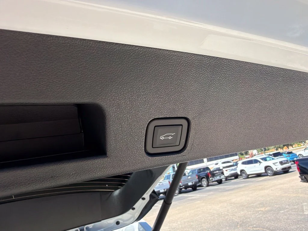 New 2027 Summit White Chevrolet LT image 30