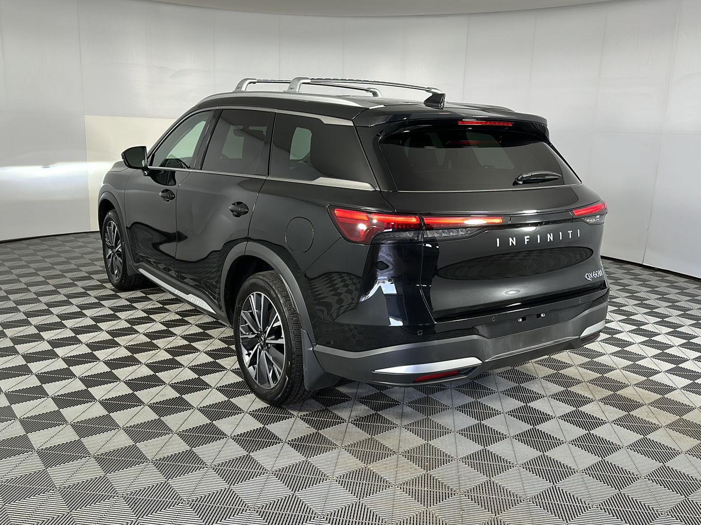 Used 2026 Mineral Black INFINITI LUXE image 5