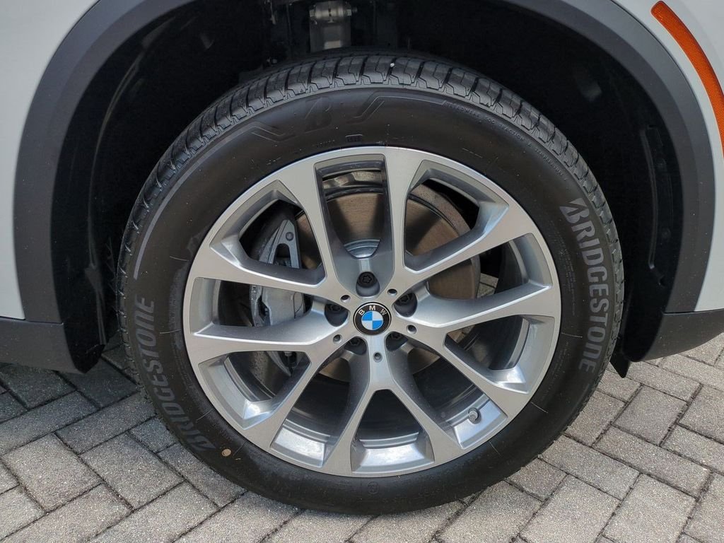 New 2026 Alpine White BMW sDrive40i image 11