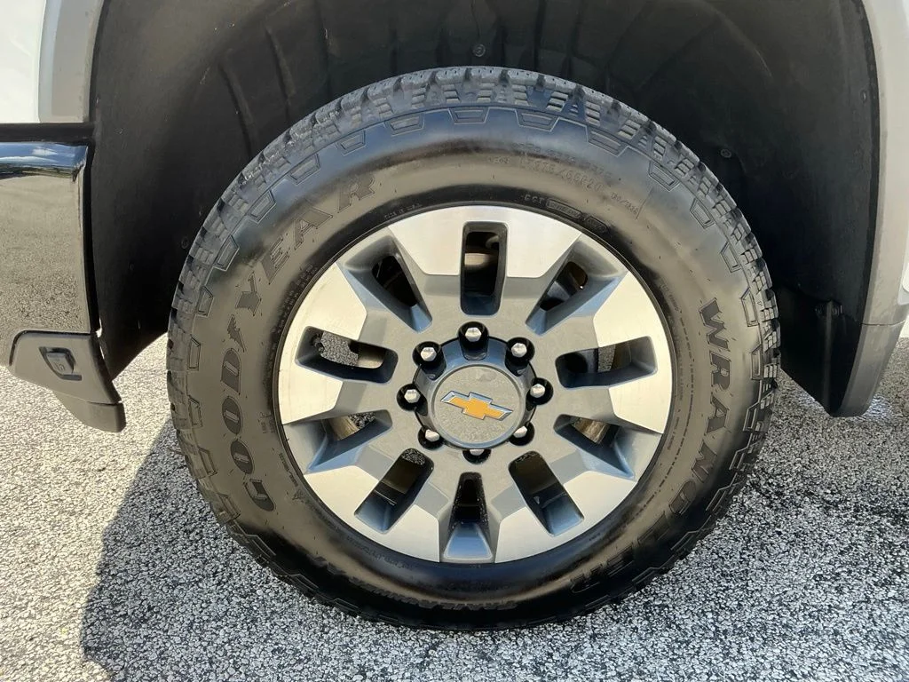 Used 2025 White Chevrolet Custom image 27